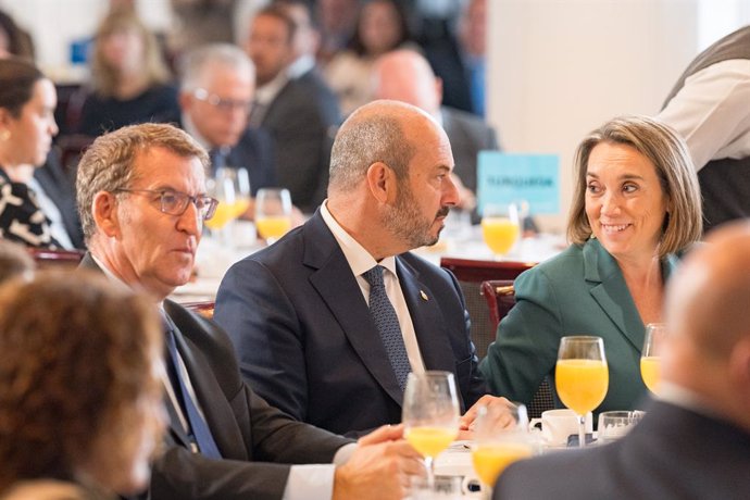 (I-D) El presidente del PP, Alberto Núñez Feijóo; el presidente del Senado, Pedro Rollán y la portavoz del PP en el Congreso y secretaria general del partido, Cuca Gamarra, durante un desayuno Informativo de Europa Press, en el Rosewood Villa Magna, a 1