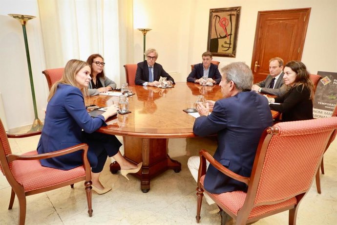 La presidenta del Govern, Marga Prohens, reunida con una representación del Colegio Oficial de Farmacéuticos de Baleares.