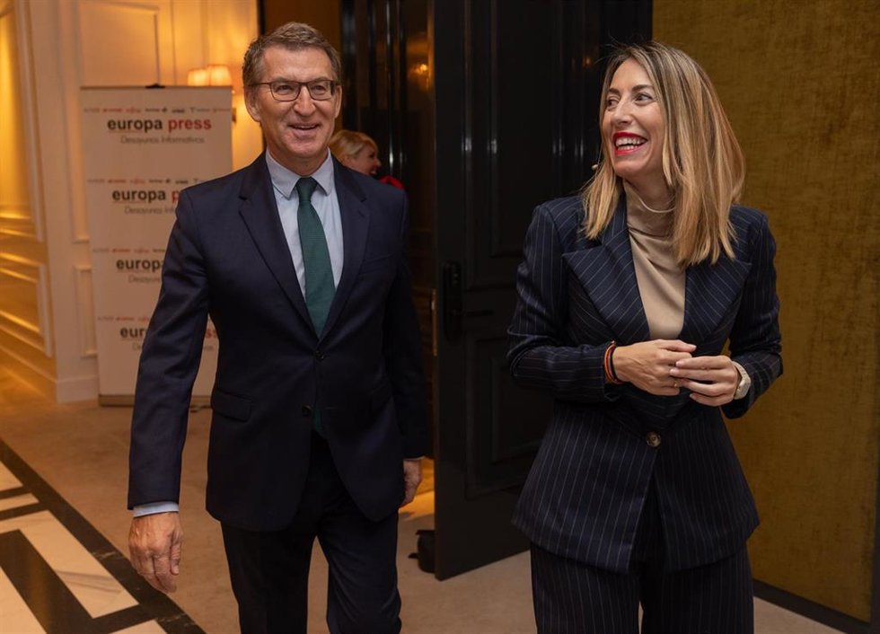 El presidente del Partido Popular, Alberto Núñez Feijóo y la presidenta de la Junta de Extremadura, María Guardiola, a su llegada a un desayuno informativo de Europa Press, en el Hotel Rosewood Vila Magna, a 2 de noviembre de 2023, en Madrid (España).