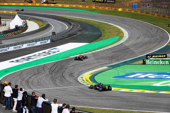 Archivo - Lewis Hamilton (Mercedes) y Max Verstappen (Red Bull) en el GP de Sao Paulo.