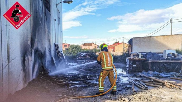 Extinguen un incendio en el exterior de una nave industrial en una pedanía de Orihuela
