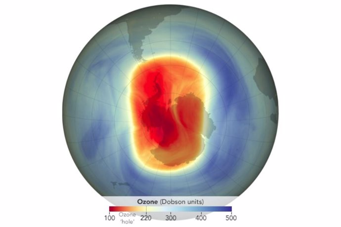 Este mapa muestra el tamaño y la forma del agujero de ozono sobre el Polo Sur el 21 de septiembre de 2023, el día de su máxima extensión. Las pérdidas moderadas (naranja) son visibles en medio de áreas con pérdidas de ozono más potentes (rojo)