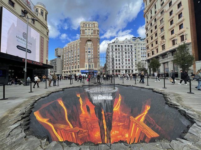 El artista callejero Edgar Müller recrea una ilusión óptica en la madrileña Plaza de Callao