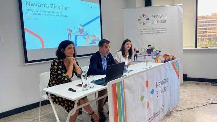La directora general de Transición energética, Proyectos estratégicos y S4, Uxue Itoiz; el consejero de Industria y de Transición energética y digital empresarial, Mikel Irujo; y la consultora de la empresa licitadora de Navarra Zirkular, Rebeca Arnedo.