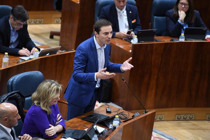 El secretario general del PSOE-Madrid, Juan Lobato, interviene durante un pleno en la Asamblea de Madrid, a 2 de noviembre de 2023