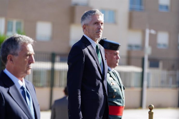 Archivo - El ministro del Interior en funciones, Fernando Grande-Marlaska (c), durante la inauguración del nuevo cuartel de la Guardia Civil en Santa Marta de Tormes, en Salamanca