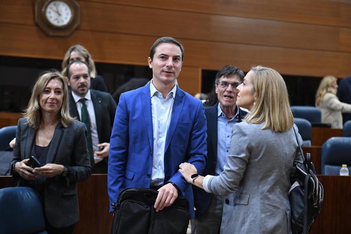 El secretario general del PSOE-Madrid, Juan Lobato, durante un pleno en la Asamblea de Madrid, a 2 de noviembre de 2023