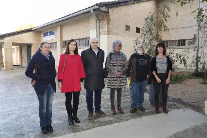 Imagen del consejero Aierdi y la directora general de Medio Ambiente, Berta Miranda, junto con ediles del Ayuntamiento de Burlada