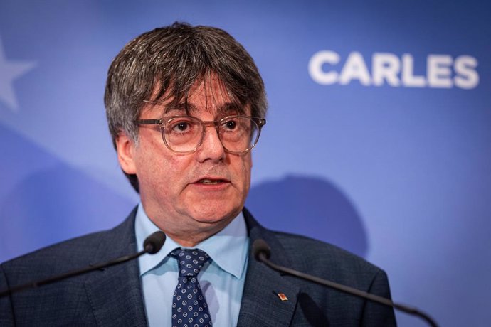 Archivo - El expresidente de la Generalitat y eurodiputado de Junts, Carles Puigdemont, ofrece una rueda de prensa durante la conferencia inaugural de las jornadas interparlamentarias de Junts per Catalunya, en el Hotel Thon EU, a 5 de septiembre de 202