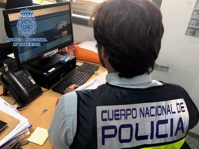 Un agente investigando ante un ordenador