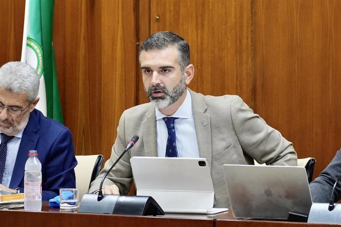 El consejero de Sostenibilidad, Medio Ambiente y Economía Azul, Ramón Fernández-Pacheco, este jueves en el Parlamento