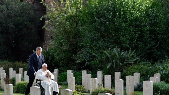El Papa recorre el Cementerio de la Guerra de Roma.