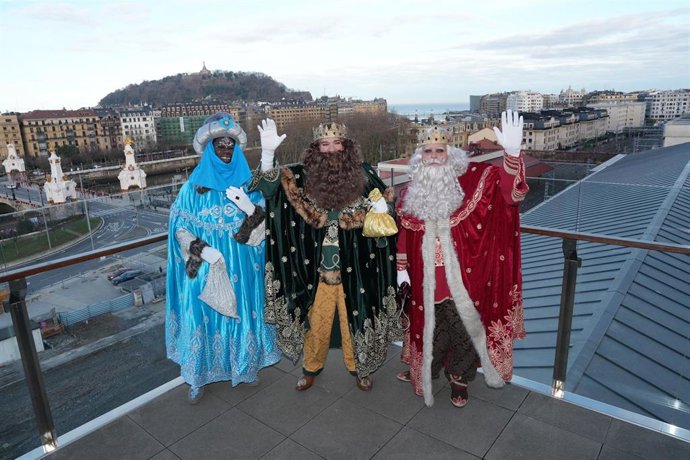 Archivo - Los Reyes Magos saludan en el balcón central de Tabakalera en San Sebastián.