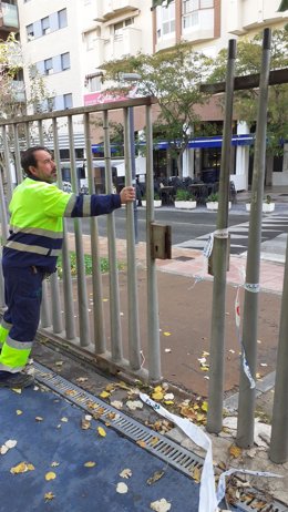 Un operacio cierra el parque Andrés de Vandelvira, en el Bulevar.