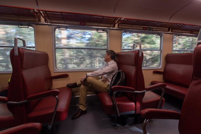 Viajeros en la estación de tren Puerto de Navacerrada, a 3 de septiembre de 2022, en Navacerrada, Comunidad de Madrid (España). 