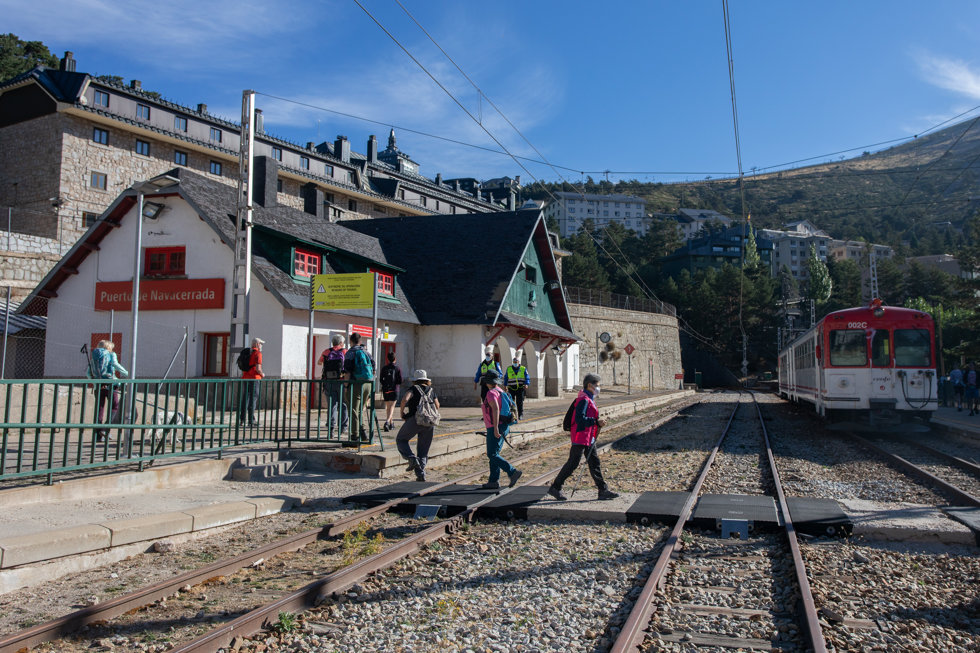 Viajeros en la estación de tren Puerto de Navacerrada, a 3 de septiembre de 2022, en Navacerrada, Comunidad de Madrid (España). 