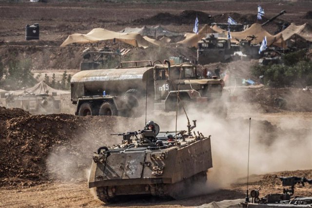 Vehículos militares del Ejército de Israel cerca de la frontera con la Franja de Gaza