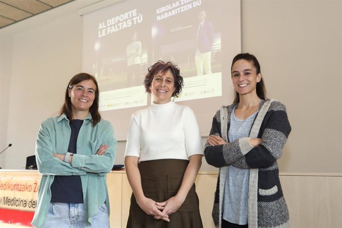 La consejera Esnaola con las dos protagonistas de la campaña: Kakun Mainz y Paula Remírez