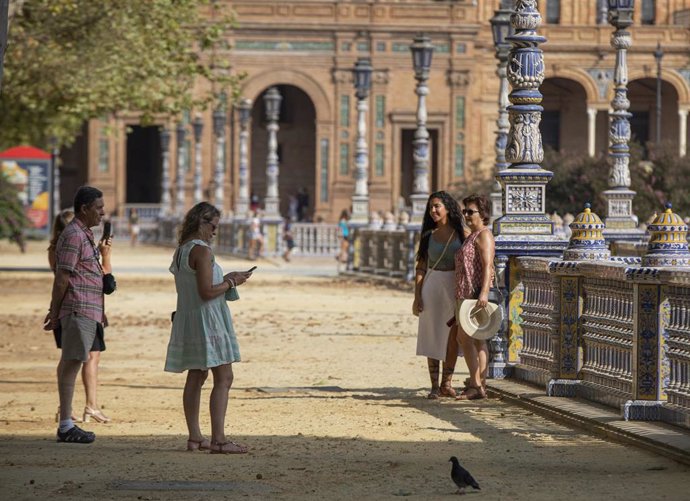 Archivo - Turistas pasean por la Plaza de España de Sevilla en una foto de archivo.