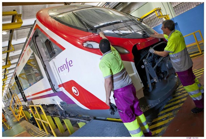 Archivo - Operarios de Renfe trabajan en la reparación de uno de los trenes de la empresa.