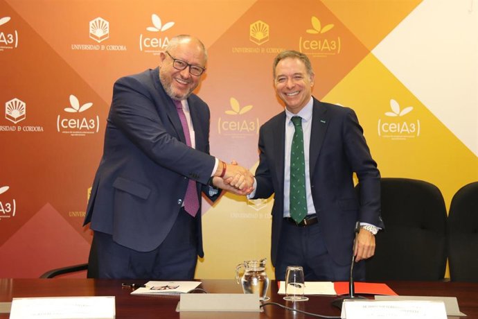 El rector de la UCO (izda.) y el director territorial de Banco Santander en la firma del acuerdo.