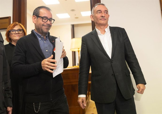 El coordinador de Izquierda Unida en Castilla-La Mancha, Juan Ramón Crespo (c), y el portavoz de Izquierda Unida en el Congreso y diputado por Sumar, Enrique Santiago (d), posan con una iniciativa parlamentaria presentada en el Congreso de los Diputados