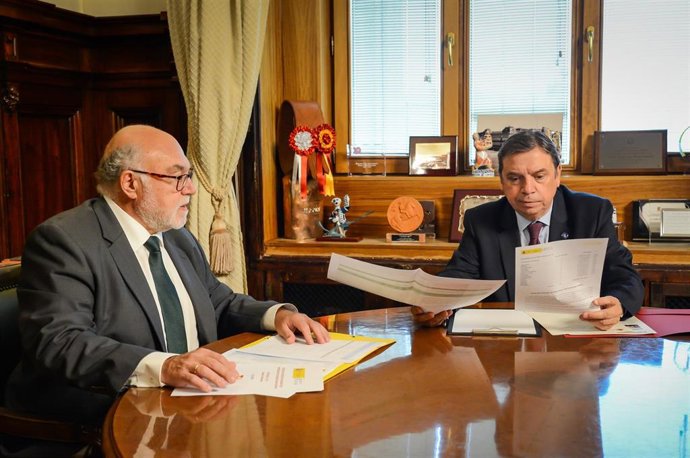 El ministro de Agricultura, Pesca y Alimentación en funciones, Luis Planas, y el presidente de la Sociedad Mercantil Estatal de Infraestructuras Agrarias (Seiasa), Francisco Rodríguez Mulero