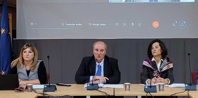 De izquierda a derecha, la jefa de servicio de Transportes, Ana Giménez, el director general de Transportes, Miguel Ángel Anía, y la secretaria general del Consejo Aragonés de Cámaras, Celia Elfau .