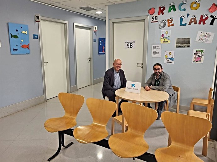 El director de Banca d'Institucions de CaixaBank en Girona, Ferran Llach, y el director gerente de la Fundació Salut Empord, Sergi Iglesia, en la sala de espera de pediatría de las consultas externas del Hospital de Figueres (Girona)