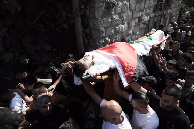 Funeral de un joven palestino, muerto por los ataques de Israel sobre Gaza.