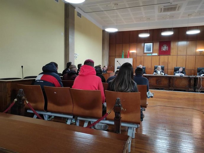 Los acusados antes de que se suspendiera la vista