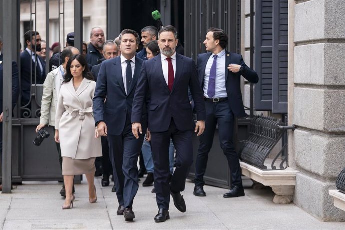 El líder de VOX, Santiago Abascal, a su llegada al acto de jura de la Constitución ante las Cortes Generales, en el Congreso de los Diputados, a 31 de octubre de 2023, en Madrid (España). La Princesa Leonor jura hoy la Constitución ante las Cortes Gener