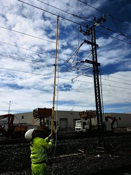 Pruebas de la electrificación de la línea ferroviaria.