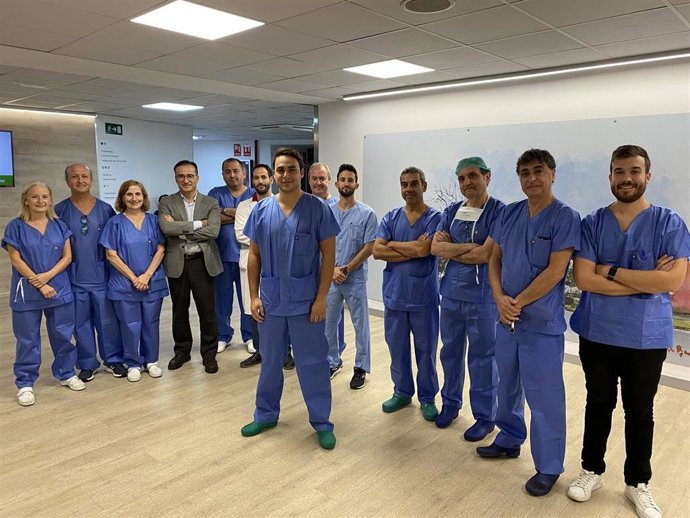 El doctor Miguel Barquero Alemán, en el centro de la imagen, con miembros del equipo de Cirugía Cardiovascular del Macarena, en Sevilla.