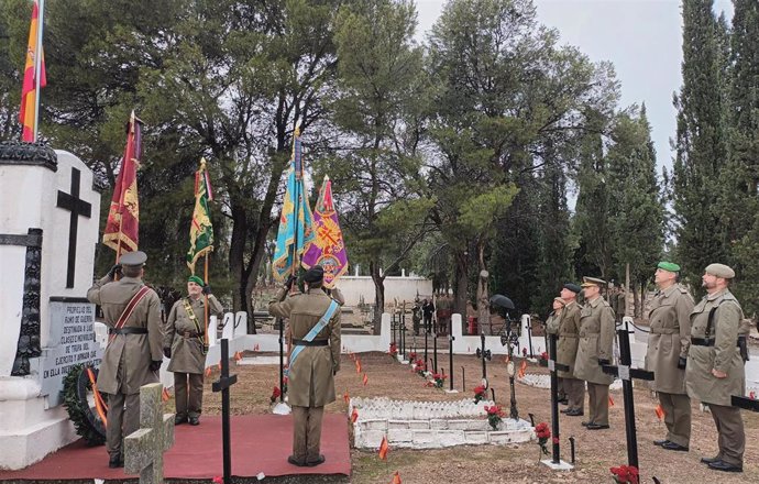 El Ejército de Tierra homenajea a los fallecidos por España en el cementerio de Zaragoza.