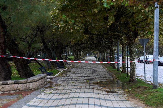 Una calle de Santander cerrada por fuertes rachas de viento y oleaje.
