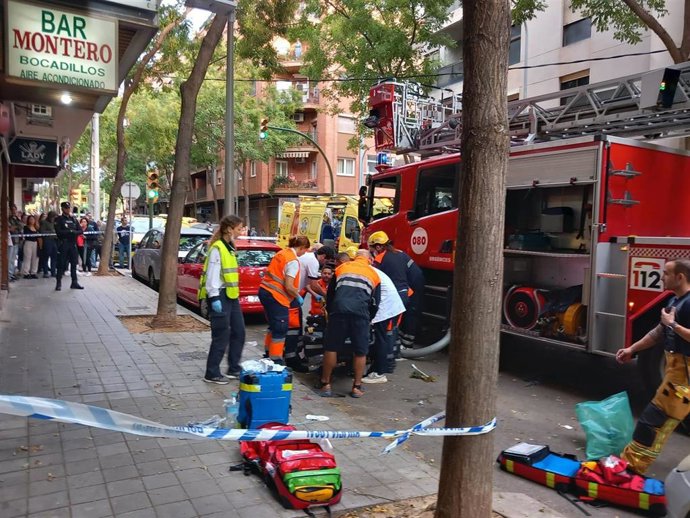 Sanitarios atienden a las mujeres afectadas por inhalación de humo tras el incendio de una vivienda en la calle Francesc Martí Mora, en Palma.