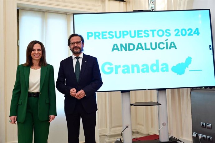 La consejera de Fomento, Articulación del Territorio y Vivienda, Rocío Díaz, y el delegado del Gobierno andaluz en Granada, Antonio Granados.