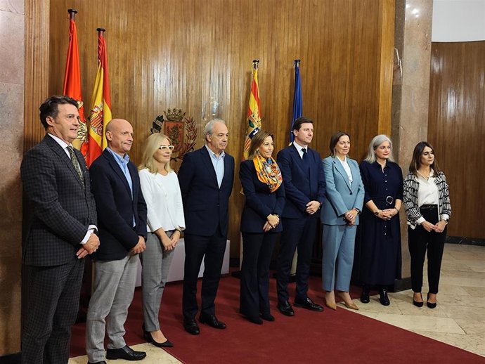 La alcadesa de Zaragoza, Natalia Chueca, junto a representantes de la CEOE en el el Arco de banderas