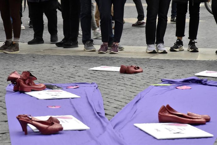 Archivo - Zapatos rojos en un lazo morado durante una concentración en la plaza de San Jaume, a 20 de marzo de 2023, en Barcelona, Catalunya (España). 