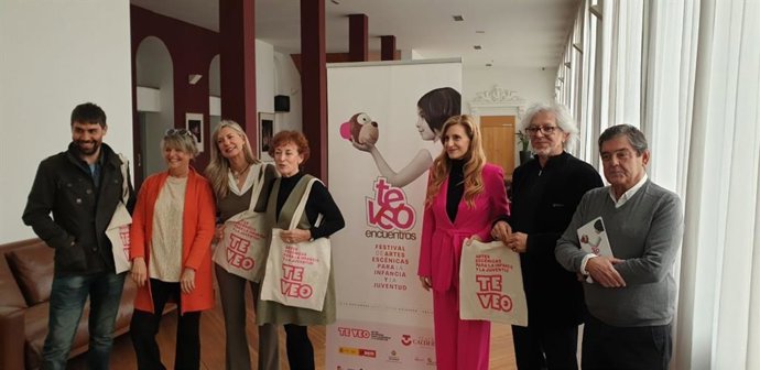 La concejala de Educación y Cultura, Irene Carvajal (3 por la izquierda) y la viceconsejera de Acción Cultural de la Junta, Mar Sancho (3 por la derecha) junto a miembros de la Asociación Te Veo en la presentación de su 25 edición en Valladolid