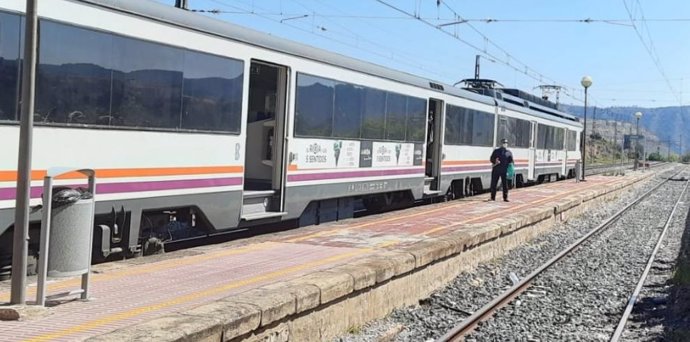 Archivo - Tren en la estación de Caspe (Zaragoza)