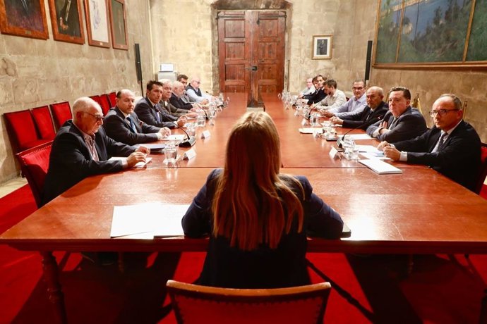 La presidenta del Govern, Marga Prohens, se reúne con los portavoces de la Asociación de Clubs Náuticos.