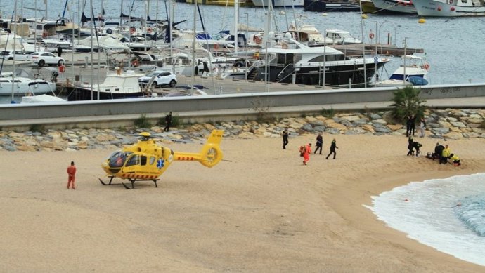 Operativo del SEM y la Policía Local de Blanes (Girona) este miércoles por el ahogamiento de una mujer en la playa.
