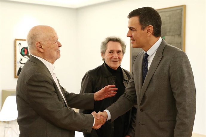 El presidente del Gobierno se reúne en Moncloa con los representantes del manifiesto  'Hay que parar la guerra. Ni genocidio ni terrorismo'.