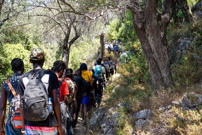 Archivo - Migrantes llegados a la isla griega de Samos