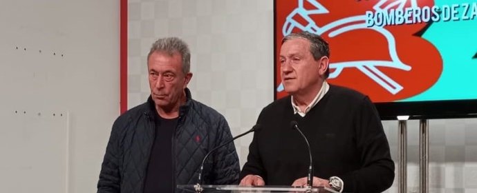 El presidente de la Diputación, Javier Faúndez, habla junto a uno de los representantes del consorcio provincial de bomberos de Zamora.