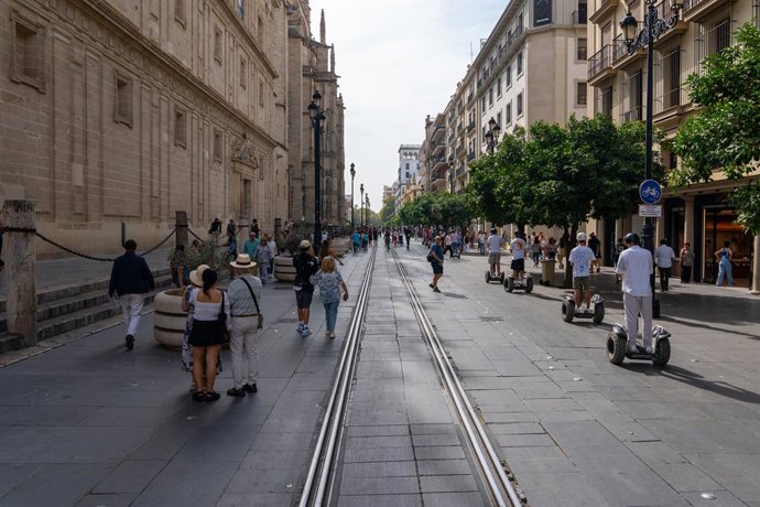 La avenida de la Constitución se llena de turístas, a 13 de octubre de 2023, en Sevilla, (Andalucía, España). El puente del 12 de octubre llena de turistas las calles de Sevilla, con unas expectativas del ochenta y cinco por ciento de ocupación.