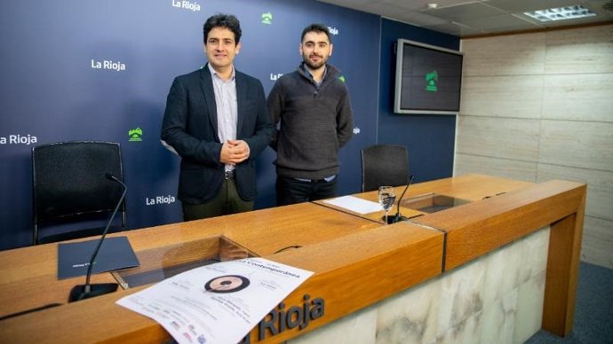 El director general de Cultura del Gobierno de La Rioja, Roberto Iturriaga, y el músico y miembro de Rioja Filarmonía, Luis Cortés.