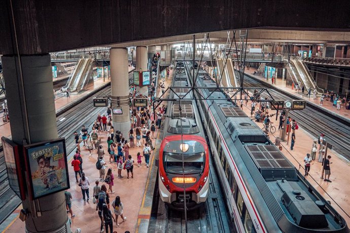 Archivo - Varias personas en el andén de un tren de cercanías en la estación Almudena Grandes-Atocha Cercanías, a 14 de julio de 2023